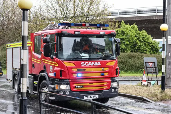 Hessle Yolu, Hull, Birleşik Krallık 'ta 28 Nisan 202' de meydana gelen büyük acil servis kazasında dört itfaiye ve itfaiye arabası, birden fazla ambulans ve 20 'den fazla işaretlenmemiş polis arabası hazır bulundu.