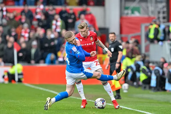 Wrexham 'dan James McClean, Stockport County' den Connor Lemonheigh-Evans 'ı 27 Nisan 202' de SToK Cae Ras, Wrexham, İngiltere 'de oynanan Wrexham-Stockport maçında durdurdu.