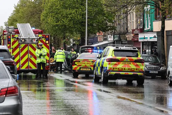 Hessle Yolu, Hull, Birleşik Krallık 'ta 28 Nisan 202' de meydana gelen büyük acil servis kazasında dört itfaiye ve itfaiye arabası, birden fazla ambulans ve 20 'den fazla işaretlenmemiş polis arabası hazır bulundu.