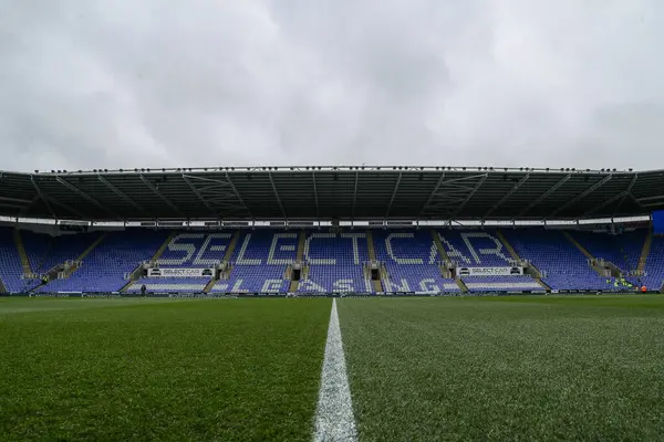 Seçilmiş Araba Kiralama Stadyumu 'nun genel görünümü, 27 Nisan 202' de İngiltere 'deki Seçilmiş Araba Kiralama Stadyumu' nda oynanan ve Blackpool 'a karşı oynanan Sky Bet 1 maçı öncesinde Reading' in evi.