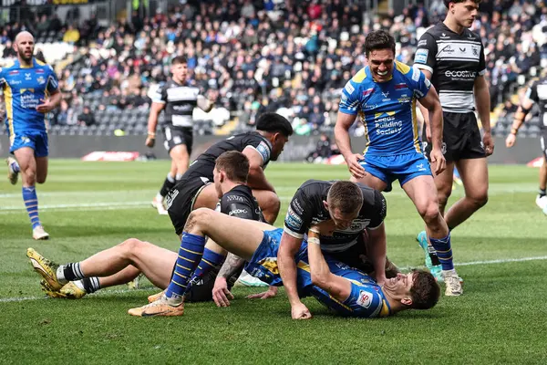 Leeds Rhinos takımından Riley Lumb, 28 Nisan 202 'de MKM Stadyumu' nda oynanan Betfred Süper Lig 9. raundunda ilk maçına 4-4 çıktı.