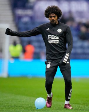 Leicester City 'den Hamza Choudhury, 29 Nisan 202' de İngiltere 'nin Deepdale kentinde oynanan Gökyüzü İddia Şampiyonası maçından önce ısınıyor.