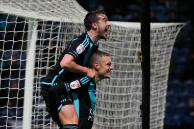 Leicester City 'den Harry Winks, Leicester City' den Jamie Vardy 'nin 29 Nisan 202' de İngiltere 'nin Deepdale kentinde oynanan Sky Bet Şampiyonası maçında 0-2' lik galibiyet golünü kutluyor.