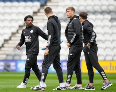 Leicester City oyuncuları, 29 Nisan 202 'de İngiltere' nin Deepdale kentinde oynanan Preston North End-Leicester City maçından önce sahada inceleme yapıyor.