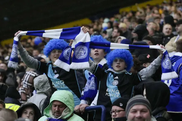 Leicester City taraftarları Sky Bet Şampiyonası 'ndan önce mavi peruk takıyor Preston North End Leicester City' ye karşı Deepdale, Preston, Birleşik Krallık, 29 Nisan 202