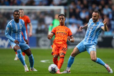 Ipswich Town 'dan Omari Hutchinson, Coventry Building Society Arena, Coventry, İngiltere' de Coventry City ile Ipswich Town arasındaki Gökyüzü İddia Şampiyonası maçında pas veriyor.