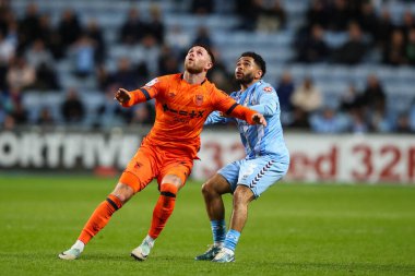 Ipswich Town 'dan Wes Burns ve Coventry City' den Jay Dasilva, 30 Nisan 202 'de Coventry Building Society Arena' da Coventry City ile Ipswich Town arasındaki Gökyüzü İddia Şampiyonası karşılaşmasında top mücadelesi veriyor.