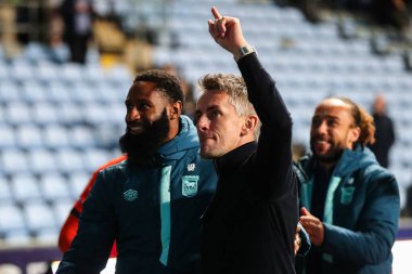 Ipswich Town teknik direktörü Kieran McKenna, 30 Nisan 202 'de Coventry Building Society Arena, Coventry, İngiltere' de Coventry City ile Ipswich Town arasındaki Sky Bet Şampiyonası maçında takımının kazanmasını kutluyor.