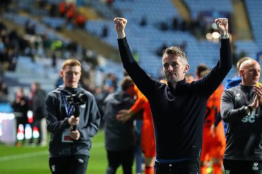 Ipswich Town teknik direktörü Kieran McKenna, 30 Nisan 202 'de Coventry Building Society Arena, Coventry, İngiltere' de Coventry City ile Ipswich Town arasındaki Sky Bet Şampiyonası maçında takımının kazanmasını kutluyor.