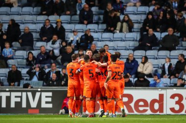 Ipswich Town 'dan Cameron Burgess, 30 Nisan 202' de Coventry City 'nin Coventry Building Society Arena, Coventry, İngiltere' de Ipswich Town 'a karşı oynadığı Sky Bet Şampiyonası maçında 1-2 kazanma hedefini kutluyor.