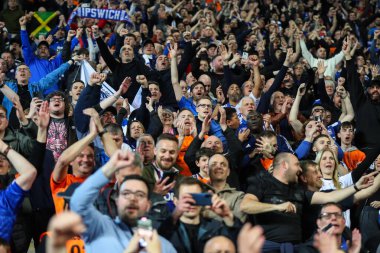Ipswich Town taraftarları, 30 Nisan 202 'de Coventry City' nin Coventry Building Society Arena 'da Ipswich Town' a karşı oynadığı Sky Bet Şampiyonası maçında takımlarının kazanmasını kutluyorlar.