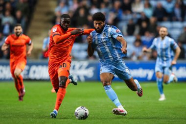 Ipswich Town 'dan Axel Tuanzebe ve Coventry City' den Ellis Simms 30 Nisan 202 'de Coventry Building Society Arena' da Coventry City Ipswich Town 'a karşı oynanan Gökyüzü İddia Şampiyonası karşılaşmasında top için mücadele ediyorlar.