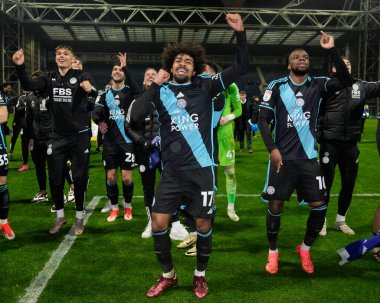Leicester City 'den Hamza Choudhury, 29 Nisan 202' de İngiltere 'nin Deepdale kentinde oynanan Gökyüzü İddia Şampiyonası maçında kazandığı 0-3' lük galibiyetle şampiyon oluşunu kutluyor.