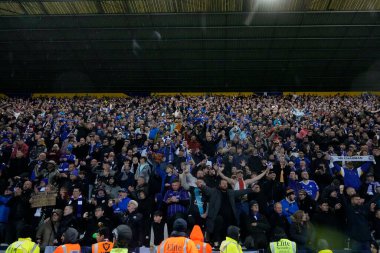 Leicester City taraftarları, 29 Nisan 202 'de İngiltere' nin Deepdale kentinde oynanan Preston North End-Leicester City maçından sonra takımlarını alkışlıyor.