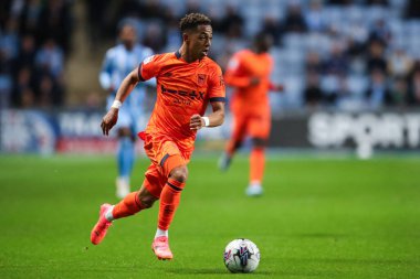 Ipswich Town 'dan Omari Hutchinson, Coventry Building Society Arena, Coventry, İngiltere, 30 Nisan 202' de Coventry City ile Ipswich Town arasındaki Gökyüzü İddia Şampiyonası karşılaşmasında topu aldı.