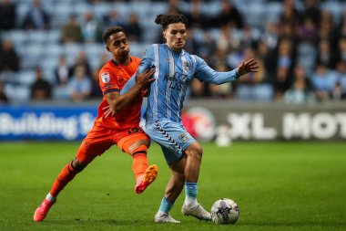 Coventry City 'den Callum O' Hare, Coventry Building Society Arena, Coventry, İngiltere, 30 Nisan 202 'de Coventry City ile Ipswich Town arasındaki Gökyüzü İddia Şampiyonası maçında topu ileri taşıyor.