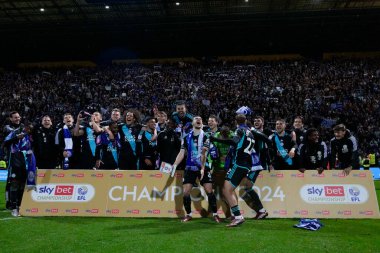 Leicester City oyuncuları, 29 Nisan 202 'de İngiltere' nin Deepdale kentinde oynanan Sky Bet Şampiyonası maçında Preston North End ile Leicester City arasındaki 0-3 'lük galibiyetle şampiyon olmalarını kutluyorlar.