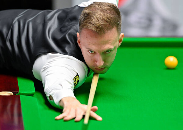 Джадд Трамп во время чемпионата мира по казу 2024 года в театре Crucible Theatre, Шеффилд, Великобритания, 30 апреля 202 года