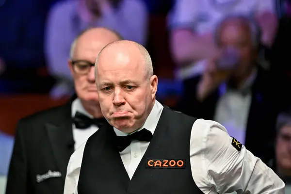 John Higgins Reagiert Während Der Cazoo Weltmeisterschaft 2024 Crucible Theatre Stockfoto