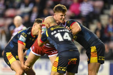 Wigan Warriors 'dan Ethan Havard, Katalan Ejderhaları' ndan Alrix Da Costa ve Katalan Ejderhaları 'ndan Paul Seguier tarafından 2 Mayıs 2024' te DW Stadyumu 'nda oynanan Betfred 10. 