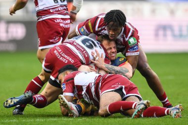 Katalan Ejderhaları 'ndan Tom Johnstone, Wigan Warriors - Wigan Warriors - Catalans Dragons maçında Bevan French, Luke Thompson ve Wigan Warriors' tan Junior Nsemba tarafından 2 Mayıs 2024 'te DW Stadyumu' nda yenildi. 