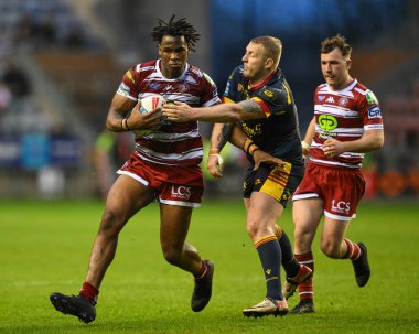 Wigan Warriors 'dan Junior Nsemba, 2 Mayıs 2024' te İngiltere 'nin Wigan Stadyumu' nda oynanan 10. Betfred Süper Lig karşılaşmasında Katalan Ejderhaları 'ndan Jordan Abdull tarafından yenildi. 