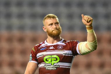 Wigan Warriors takımından Luke Thompson, 2 Mayıs 2024 'te İngiltere' nin Wigan Stadyumu 'nda oynanan Betfred Süper Lig 10. Raundu' nda taraftarları alkışlıyor. 