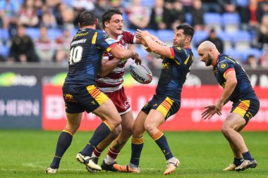 Wigan Warriors 'dan Liam Byrne, 2 Mayıs 2024' te İngiltere 'nin Wigan Stadyumu' nda oynanan Betfred Süper Lig 10. Raundu 'nda Katalan Ejderhaları' ndan Julian Bousquet 'in mücadelesinde topu düşürdü. 