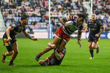 Wigan Warriors 'dan Junior Nsemba, 2 Mayıs 2024' te Wigan, İngiltere 'deki Wigan Stadyumu' nda oynanan Betfred Süper Lig 10. Raundu 'nda Katalan Ejderhaları' ndan Tariq Sims tarafından yenildi. 