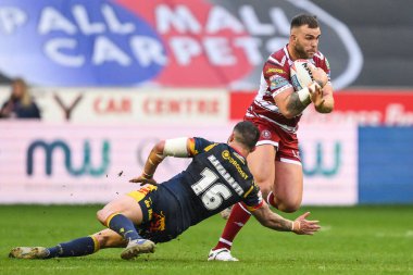 Wigan Warriors takımından Kaide Ellis, 2 Mayıs 2024 'te İngiltere' nin Wigan Stadyumu 'nda oynanan 10. Betfred Süper Lig karşılaşmasında Katalan Ejderhaları' ndan Romain Navarrete 'i geçti. 