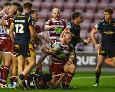 Wigan Warriors takımından Luke Thompson, 2 Mayıs 2024 'te İngiltere' nin Wigan Stadyumu 'nda oynanan 10. 