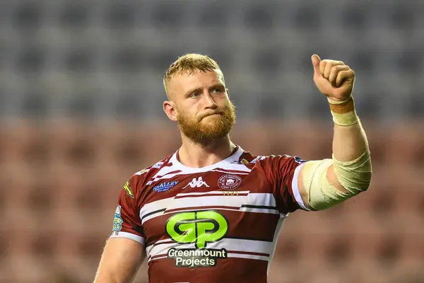 stock image Luke Thompson of Wigan Warriors gives the thumbs up to the fans at the end of the game during the Betfred Super League Round 10 match Wigan Warriors vs Catalans Dragons at DW Stadium, Wigan, United Kingdom, 2nd May 2024 