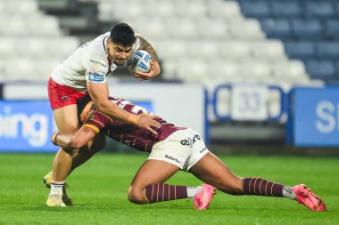 Salford Red Devils 'ten Tim Lafai, Huddersfield Giants' tan Hugo Salabio tarafından 3 Mayıs 2024 'te John Smith' in Stadyumu 'nda oynanan Betfred Süper Lig 10. Raund Huddersfield Giants - Salford Red Devils maçında yenildi.