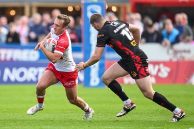 Hull KR 'dan Jez Litten, 4 Mayıs 2024' te İngiltere 'nin Hull kentindeki Sewell Group Craven Park' ta oynanan 10. Betfred Süper Lig karşılaşmasında St. Helens 'li Joe Batchelor' u geçti.