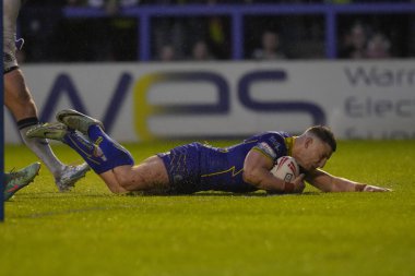 Warrington Wolves 'tan George Williams, 3 Mayıs 2024' te Warrington, İngiltere 'deki Halliwell Jones Stadyumu' nda oynanan Warrington Wolves vs Hull FC maçında gol atmak için dalışa geçti.