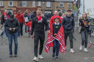 Barnsley taraftarları 3 Mayıs 2024 'te İngiltere' nin Oakwell kentinde oynanan Sky Bet Ligi 1 Sky Bet Play-off yarı final ilk ayak maçı Barnsley ile Bolton Wanderers maçına geldiler.