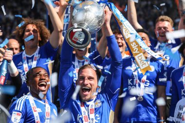 Leicester City 'den Marc Albrighton, 4 Mayıs 2024' te King Power Stadyumu 'nda Leicester City ile Blackburn Rovers arasındaki maç sonrasında şampiyonluk kupasını kutluyor.