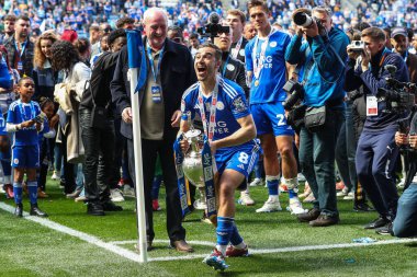 Leicester City 'den Harry Winks, 4 Mayıs 2024' te King Power Stadyumu 'nda Leicester City ile Blackburn Rovers arasındaki Sky Bet Şampiyonası karşılaşmasının ardından şampiyonluğu kutluyor.