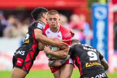 Hull KR 'dan Mikey Lewis, St. Helens takımından James Bell ve St. Helens takımından Daryl Clark, 4 Mayıs 2024' te Sewell Group Craven Park, Kingston on on on Hull 'da oynanan 10.