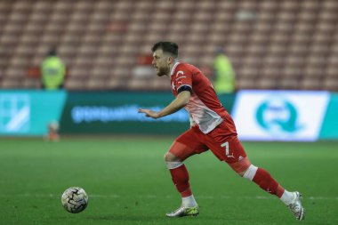 Barnsley 'den Nicky Cadden, 3 Mayıs 2024' te Oakwell, Barnsley, Birleşik Krallık 'ta oynanan Sky Bet Ligi 1 Sky Bet Lig 1 Promotion Play-off yarı final ilk ayak maçında topa vuruyor.