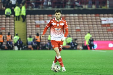 Barnsley 'den Corey O' Keeffe 3 Mayıs 2024 'te Oakwell, Barnsley' de Barnsley 'e karşı oynadığı yarı final yarı final yarı final play-off maçında topla birlikte.