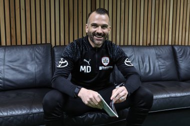 Martin Devaney, 3 Mayıs 2024 'te Oakwell, Barnsley, Birleşik Krallık' ta oynanan Sky Bet 1 Promotion Play-off yarı final ilk ayak maçında Barnsley 'e karşı Bolton Wanderers takımının teknik direktörü.