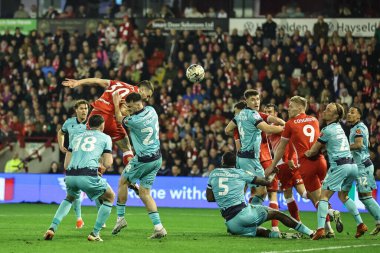 Barnsley 'li Adam Phillips, 3 Mayıs 2024' te Oakwell, Barnsley, Birleşik Krallık 'ta oynanan yarı final yarı final ilk ayak maçında kaleye gidiyor.