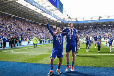 Leicester City 'den Jamie Vardy ve Leicester City' den Marc Albrighton, 4 Mayıs 2024 'te King Power Stadyumu' nda Leicester City ve Blackburn Rovers maçının ardından şampiyonluk kupasını kazandılar.