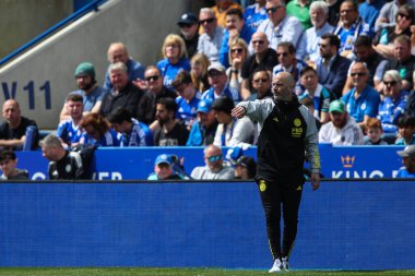 Leicester City 'nin yöneticisi Enzo Maresca, 4 Mayıs 2024' te King Power Stadyumu 'nda Leicester City ile Blackburn Rovers arasındaki Sky Bet Şampiyonası maçında oyuncularına talimat verir.