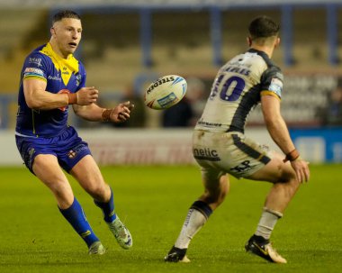 Warrington Wolves 'tan George Williams, 3 Mayıs 2024' te İngiltere 'nin Warrington kentinde oynanan Warrington Wolves-Hull FC maçında topu geçiyor.
