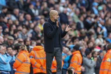 Manchester City 'nin Pep Guardiola teknik direktörü Manchester City' den Julin Ivarez 'in Premier League maçında Manchester City ile Wolverhampton Wanderers maçını 4 Mayıs 2024' te Etihad Stadyumu 'nda 5-1 kazanmasını kutluyor.