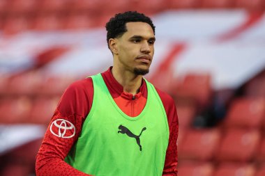 Barnsley 'den Jon Russell, 3 Mayıs 2024 tarihinde İngiltere' nin Barnsley kentinde oynanan yarı final yarı final play-off 'u sırasında ısınıyor.