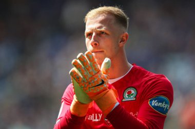 Blackburn Rovers takımından Aynsley Pears 4 Mayıs 2024 'te King Power Stadyumu' nda Leicester City ve Blackburn Rovers maçında