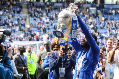 Leicester City 'den Stephy Mavididi, 4 Mayıs 2024' te King Power Stadyumu 'nda Leicester City - Blackburn Rovers maçından sonra şampiyonluğu kutluyor.